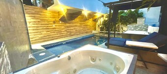 Art & Design Loft, 2 PRIVATE JACUZZIS, POOL, TERRACE AND GRILL!