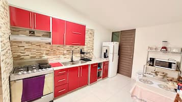 Coffee/tea maker, fridge, microwave, oven