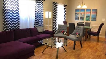 Maison (3 Bedrooms) | Salle de séjour | Télévision