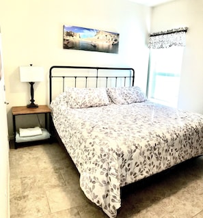 3 habitaciones, tabla de planchar con plancha, cuna de viaje y wifi