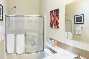 Bañera con ducha, secador de pelo, toallas