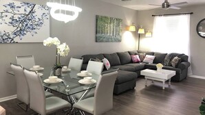 獨棟房屋 (3 Bedrooms) | 起居區 | 電視、壁爐、電玩遊戲