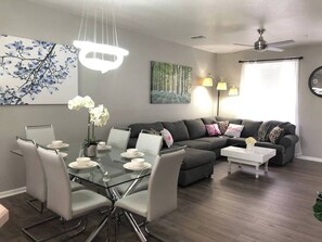 House (3 Bedrooms) | Living area