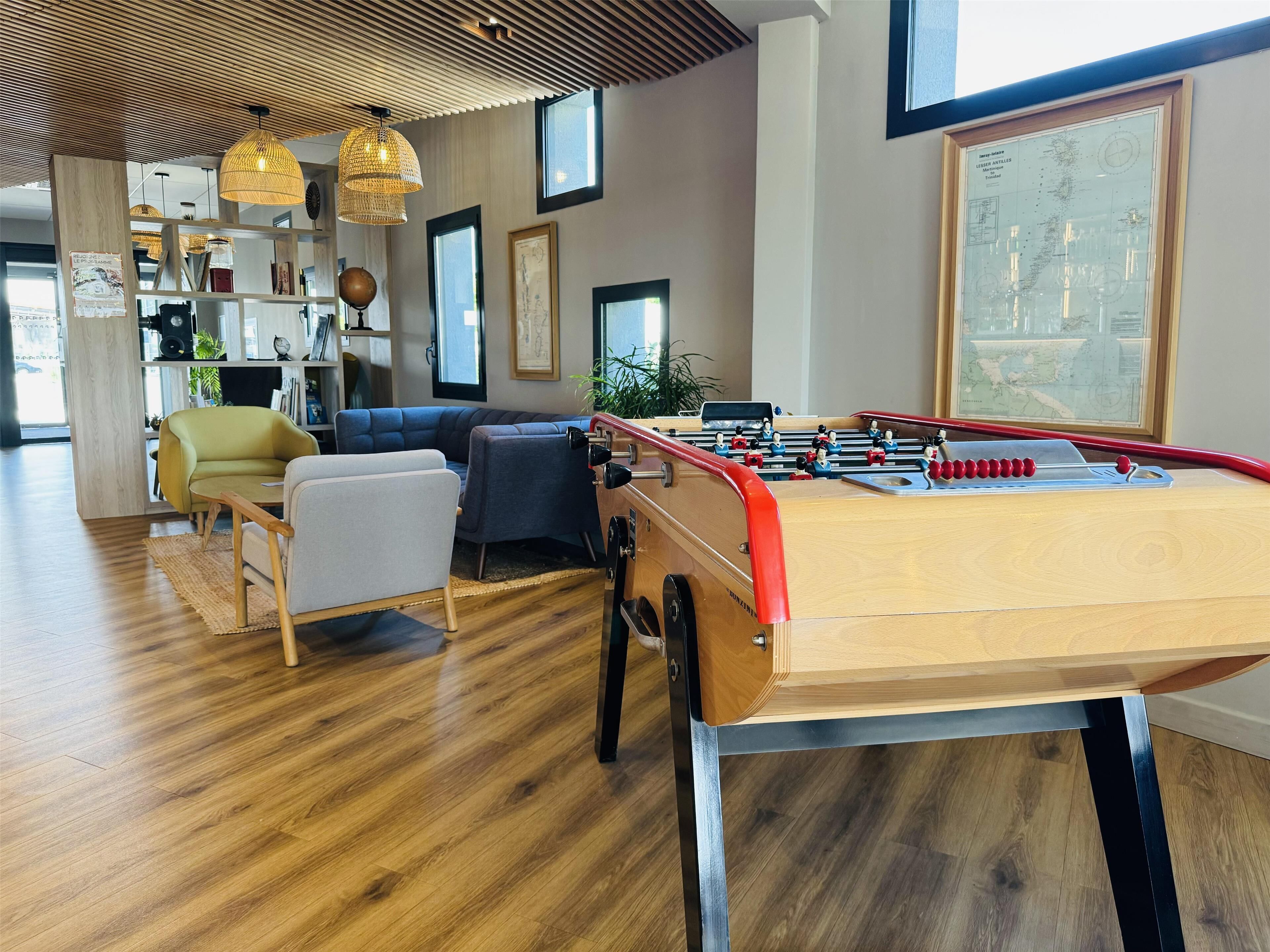 serves breakfast and dinner