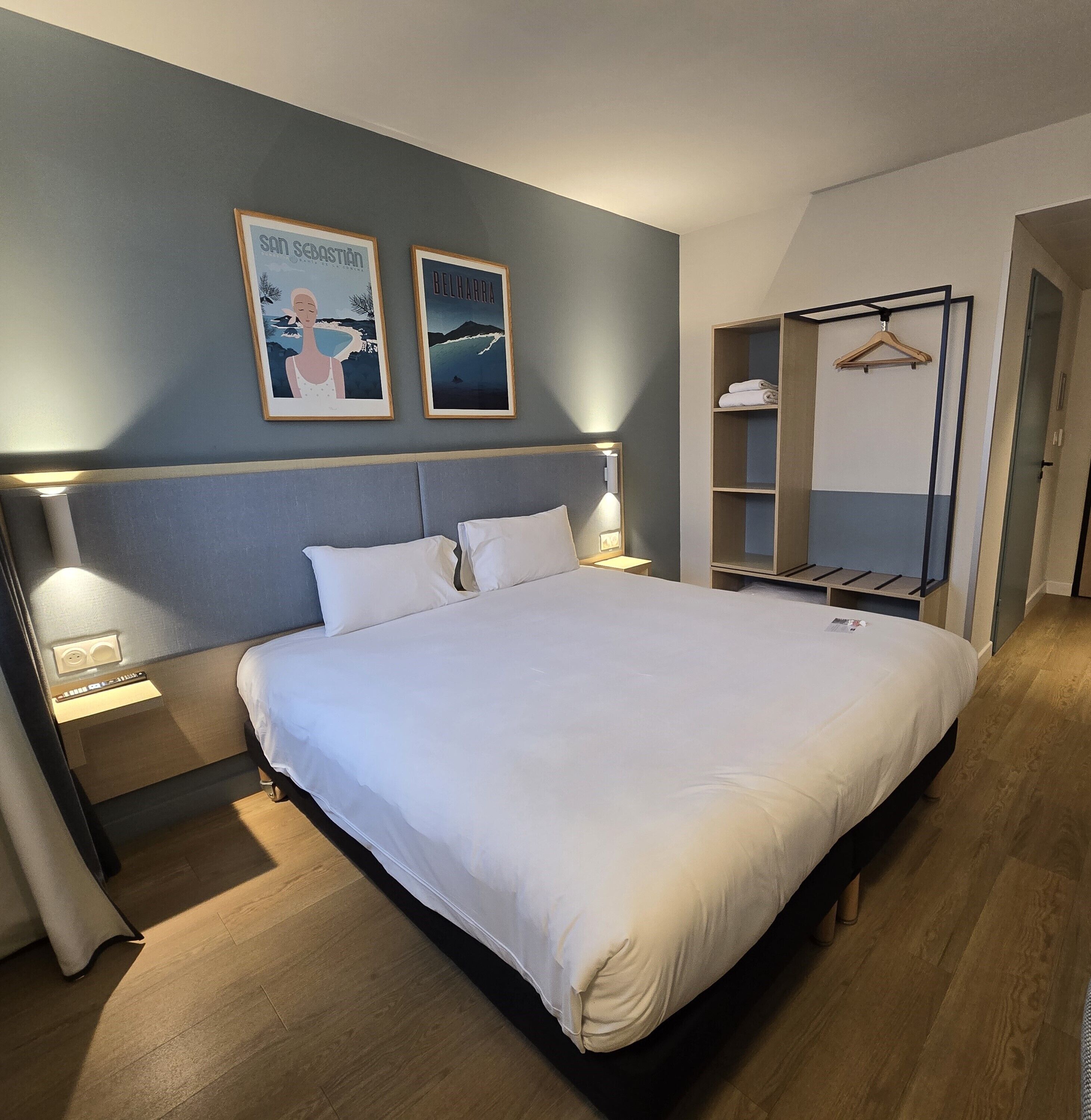 Habitación superior, 1 cama King size | Ropa de cama de alta calidad, decoración personalizada y escritorio 