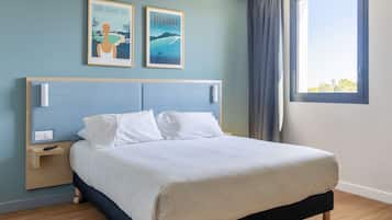 Rom – standard, 1 dobbeltseng | Sengetøy av topp kvalitet, individuelt dekorert og skrivebord