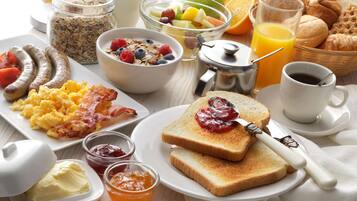 Café da manhã com buffet diário (EUR 13.00 por pessoa)