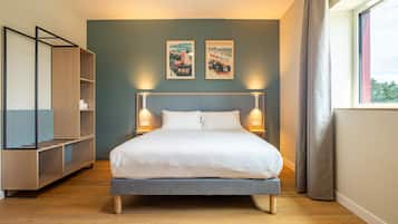 Habitación estándar, 1 cama doble | Ropa de cama de alta calidad, decoración individual, escritorio