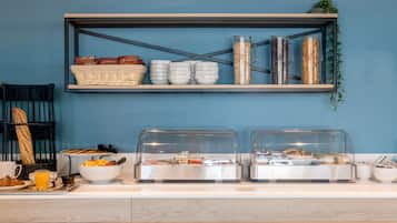 Petit déjeuner buffet (13.50 EUR par personne)