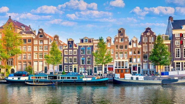 A canal with traditional European-style buildings and boats. - Bungalow on vacation park near the beach Noordwijk (Noordwijkerhout)