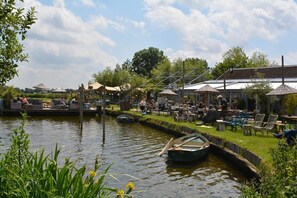 Outdoor dining - Bungalow on vacation park near the beach Noordwijk (Noordwijkerhout)