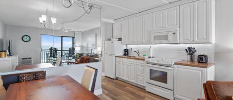 Réfrigérateur, micro-ondes, four, cafetière/bouilloire