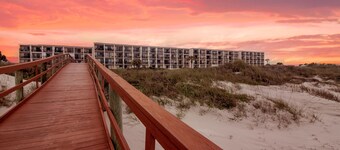 Beacher's Oceanfront Patio Suite with onsite Front Desk and Staff