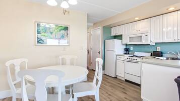 Fridge, microwave, oven, coffee/tea maker