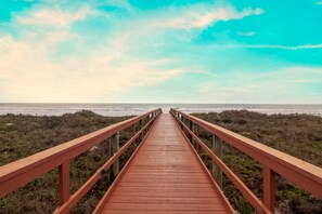 Une promenade en bois menant à la plage.