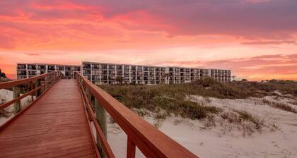Beacher's Lodge Studio Suite with onsite front desk and staff