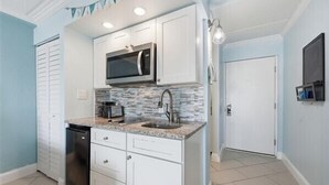 Coffee/tea maker, fridge, microwave, stovetop