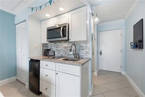 Réfrigérateur, micro-ondes, plaque de cuisson, cafetière/bouilloire