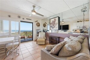 Een flatscreentelevisie en een dvd-speler