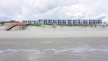 På stranden