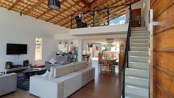 Televisión, chimenea, estéreo