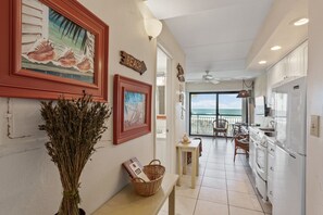 Kühlschrank, Mikrowelle, Ofen, Wasserkocher mit Kaffee-/Teezubehör