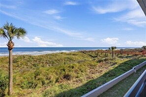 On the beach - Beacher's Oceanfront Balcony Suite with onsite front desk and staff (St. Augustine)
