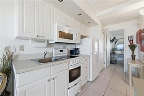 Jääkaappi, mikroaaltouuni, uuni, kahvin-/teenkeitin