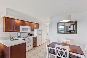 Kühlschrank, Mikrowelle, Ofen, Wasserkocher mit Kaffee-/Teezubehör