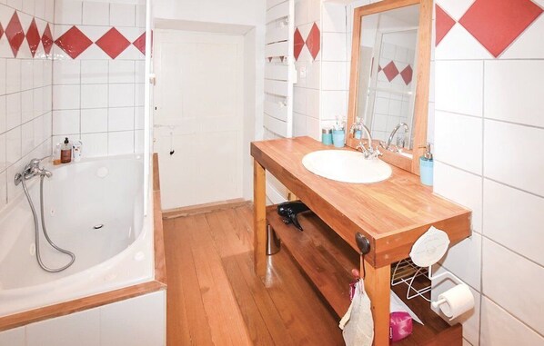 Bathtub, jetted bath, hair dryer, towels