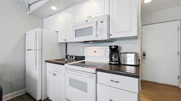 Refrigerador, microondas, horno y cafetera y tetera
