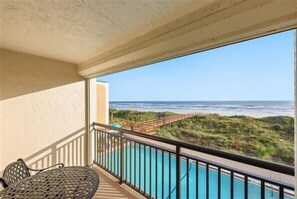 A heated pool - Beacher's Oceanfront Balcony Suite with onsite Front Desk and Staff (St. Augustine)
