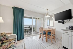 TV, DVD player - Beacher's Oceanfront Balcony Suite with onsite Front Desk and Staff (St. Augustine)