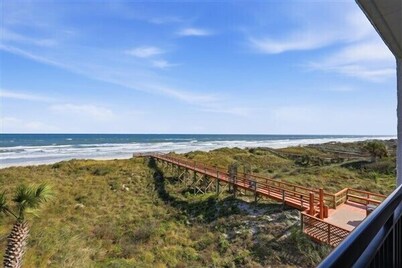 Beacher's Oceanfront Balcony Suite with onsite Front Desk and Staff