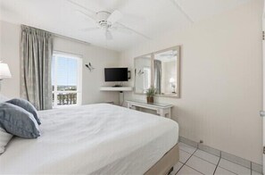 1 bedroom, iron/ironing board, Internet, bed sheets - Beacher's Oceanfront Balcony Suite with onsite Front Desk and Staff (St. Augustine)