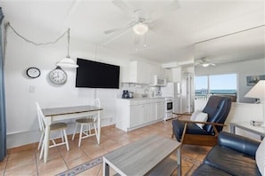 Interior - Beacher's Oceanfront Balcony Suite with onsite Front Desk and Staff (St. Augustine)