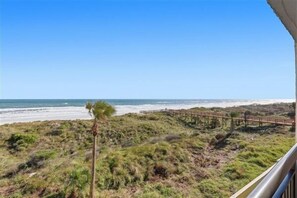 On the beach - Beacher's Oceanfront Balcony Suite with onsite Front Desk and Staff (St. Augustine)