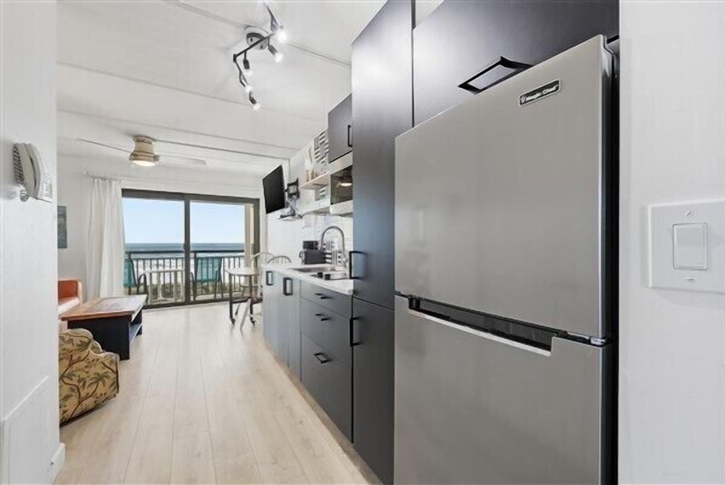 Frigorifero, microonde, piano cottura, macchina per tè/caffè