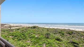 På stranden