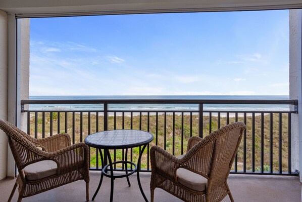 Outdoor dining - Beacher's Oceanfront Balcony Suite with Onsite Front desk and staff (St. Augustine)