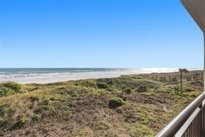 On the beach - Beacher's Oceanfront Balcony Plus Property with onsite front desk and staff (St. Augustine)