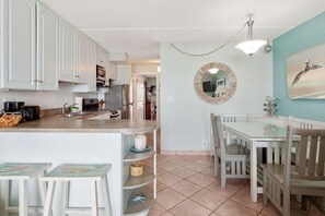 Refrigerador, microondas, horno y cafetera y tetera