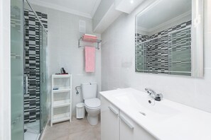 Shower, hair dryer, towels