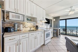 Réfrigérateur, micro-ondes, four, cafetière/bouilloire