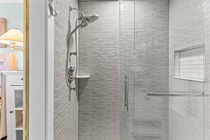 Baignoire, séchoir à cheveux, serviettes fournies, papier de toilette
