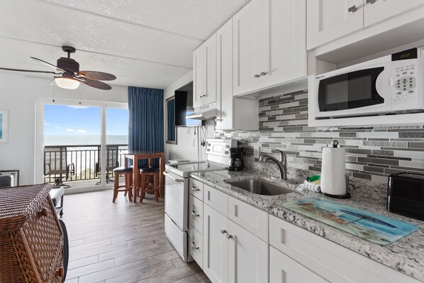 Kühlschrank, Mikrowelle, Ofen, Wasserkocher mit Kaffee-/Teezubehör