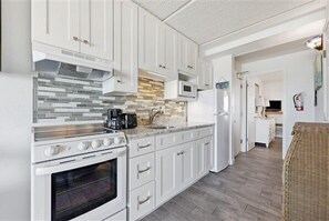 Jääkaappi, mikroaaltouuni, uuni, kahvin-/teenkeitin