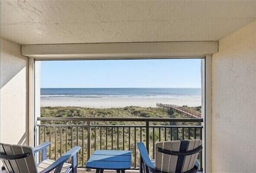 Beacher's Oceanfront Balcony Suite with Onsite Front desk and staff