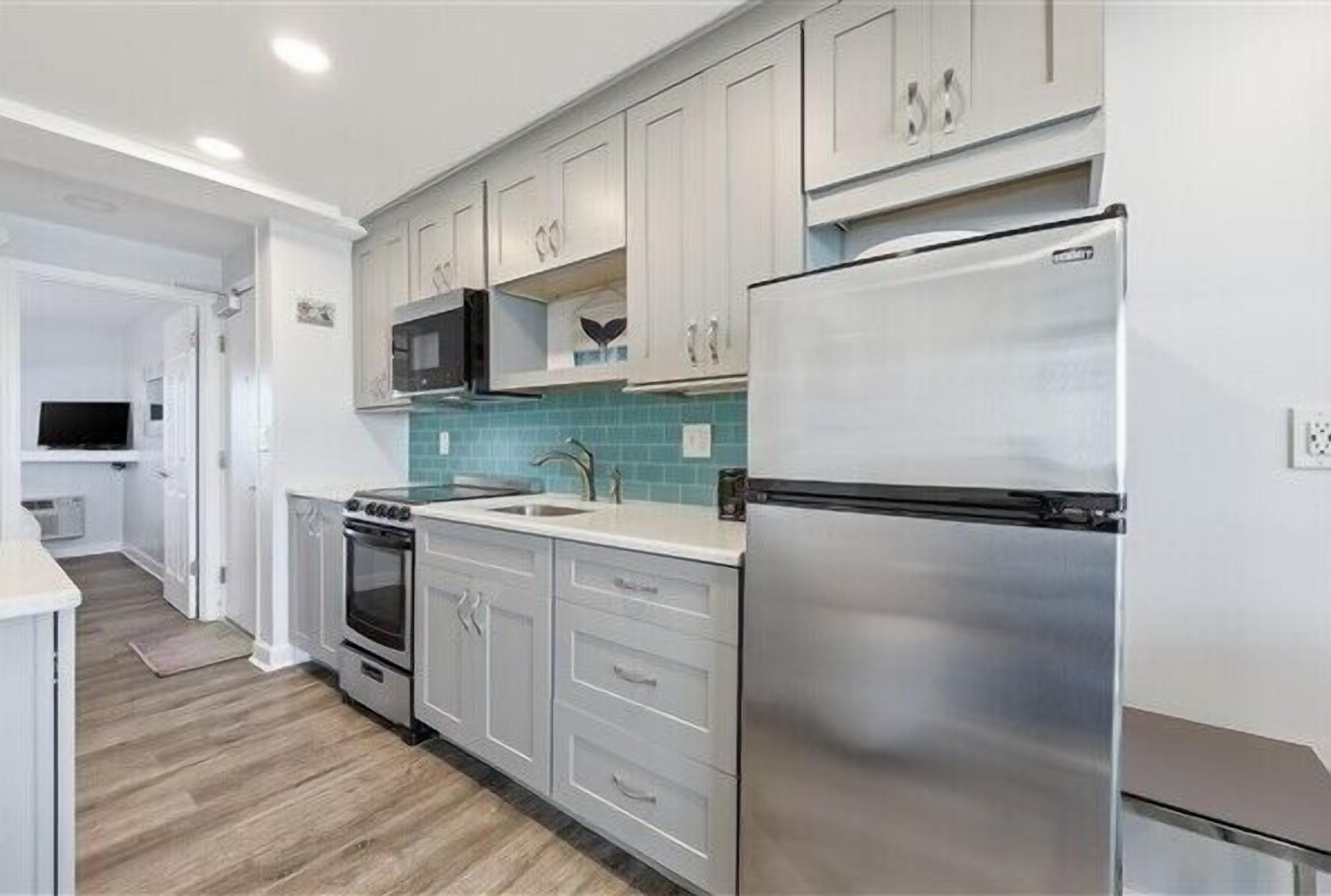 Kühlschrank, Mikrowelle, Ofen, Wasserkocher mit Kaffee-/Teezubehör