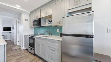 Kühlschrank, Mikrowelle, Ofen, Wasserkocher mit Kaffee-/Teezubehör